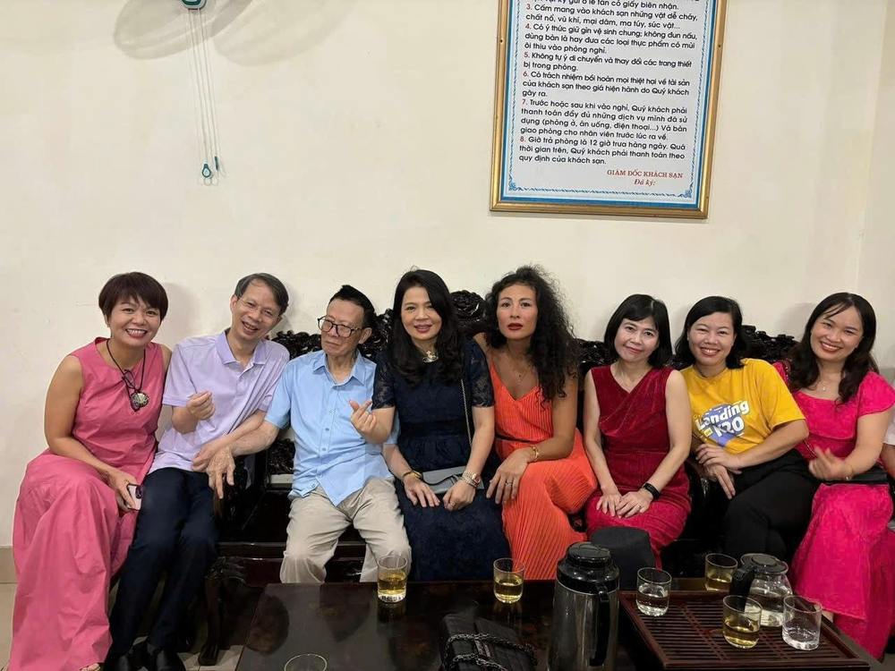 Học trò cũ quây quần bên thầy.