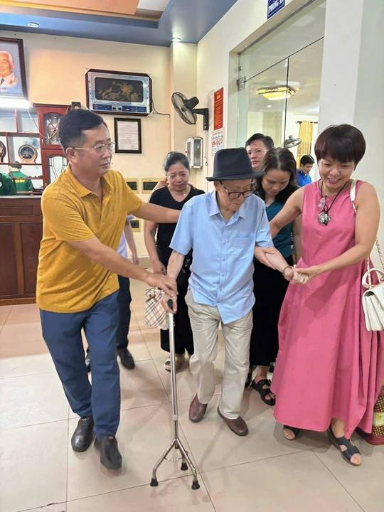 Học trò dìu thầy những bước đi.