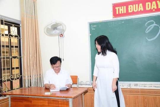Bục giảng và tà áo dài — lớp học trong ngày gặp lại.